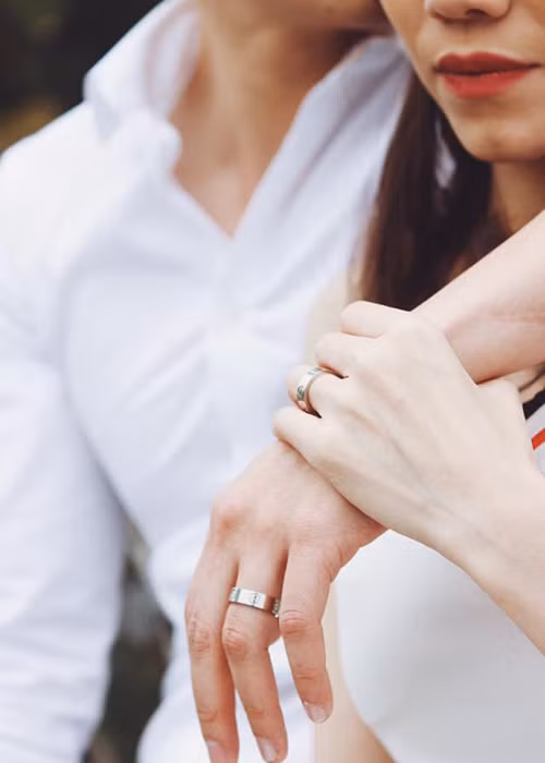 Trên trang cá nhân, Thụy Anh phủ nhận “nửa kia” của mình là một đại gia. “Không có đại gia gì hết, tôi đâu phải chân dài”, cô viết. Ảnh: FBNV