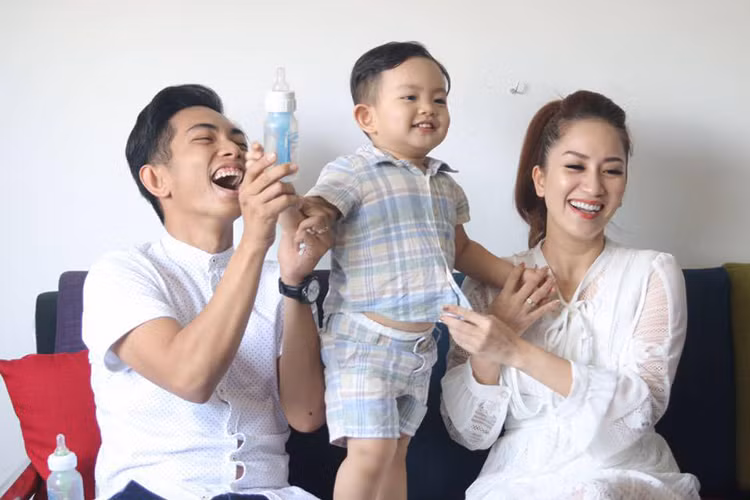 Khánh Thi - Phan Hiển là cặp đôi lệch tuổi nổi tiếng trong làng giải trí. Cả hai bắt đầu từ mối quan hệ thầy trò rồi chuyển thành người yêu và hiện tại đang là vợ chồng. Ảnh: FBNV