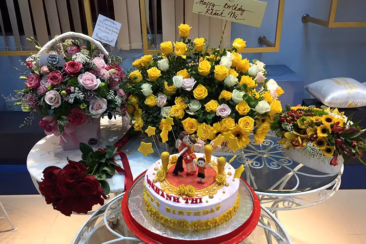 “Nữ hoàng dancesport” Khánh Thi nhận được nhiều hoa và bánh kem trong ngày đón tuổi mới. Ảnh: FBNV