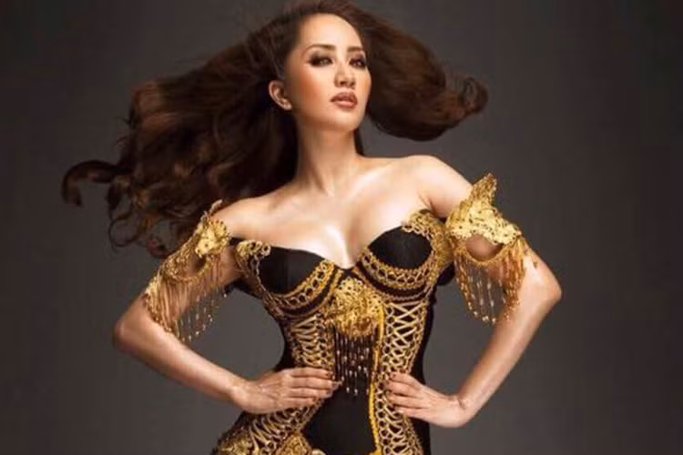 Tâm sự về tuổi mới, Khánh Thi viết: “Tôi 36! Nhiều thay đổi trong cuộc đời. Nhưng cuối cùng thì ai cũng cần hạnh phúc. Và trên con đường tìm hạnh phúc nó sẽ có nhiều chông gai...". Ảnh: FBNV