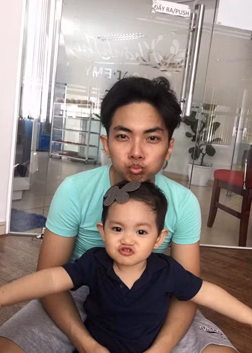 Kể từ khi chào đời cho đến nay, con trai Khánh Thi - Phan Hiển cũng luôn nhận được sự yêu mến bởi vẻ kháu khỉnh. Ảnh: FBNV