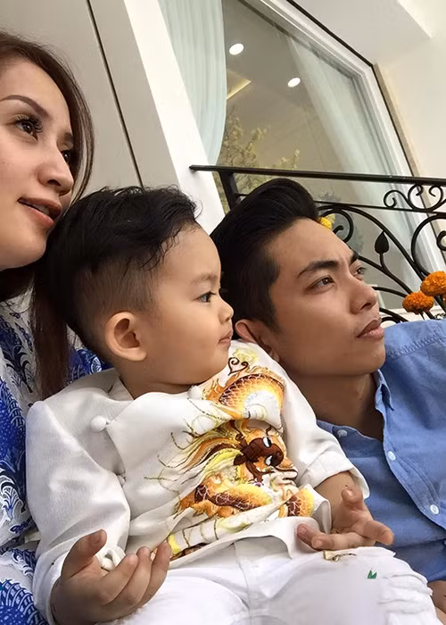 Dư luận từng chỉ trích mối tình lệch tuổi giữa Khánh Thi và Phan Hiển. Tuy nhiên, theo thời gian, cư dân mạng ngày càng ủng hộ bởi cặp đôi luôn hạnh phúc bên nhau vượt mọi sóng gió. Ảnh: FBNV