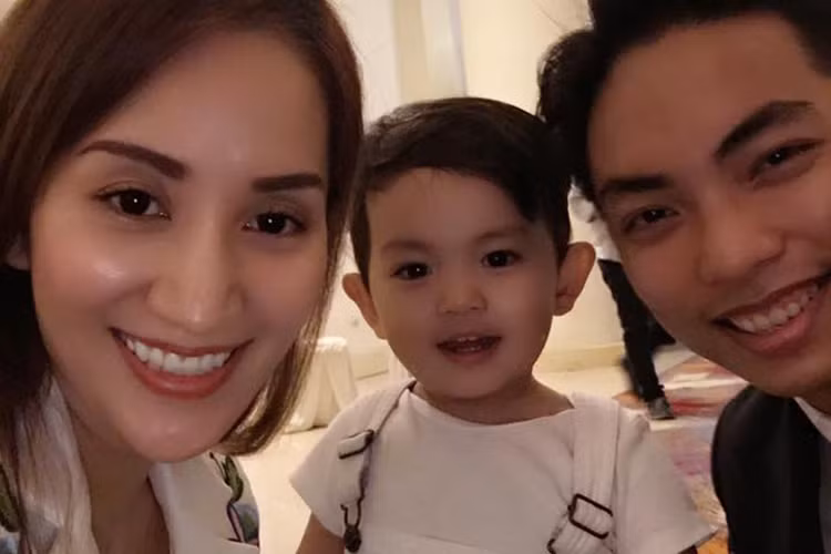 Còn nhớ, tháng 4/2015, Khánh Thi công khai thông tin mang thai con đầu lòng. Thời điểm đó, cô mới lộ chuyện hẹn hò với Phan Hiển. Tháng 7/2015, Khánh Thi hạ sinh con trai Kubi giống Phan Hiển như hai giọt nước. Ảnh: FBNV