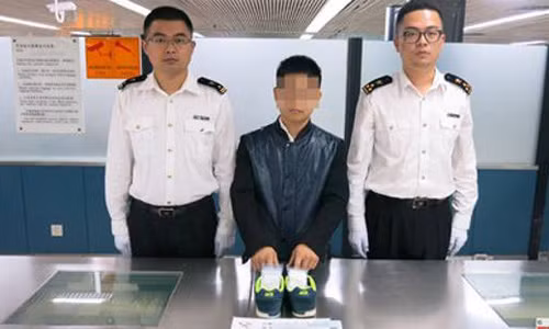 Khach Hong Kong giau 1.000 vien kim cuong trong giay