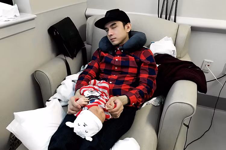 Nam ca sĩ khoe khoảnh khắc vừa dỗ con vừa ngủ gật. Dù lần đầu làm bố nhưng Đan Trường được fans khen khéo chăm con.