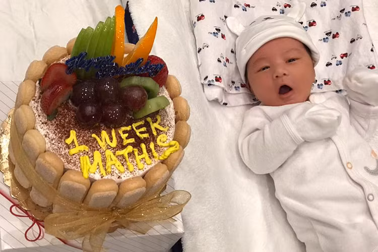 Loạt ảnh bé Mathis Thiên Từ tròn 1 tuần tuổi từng được bà xã Đan Trường đăng tải trên trang cá nhân.