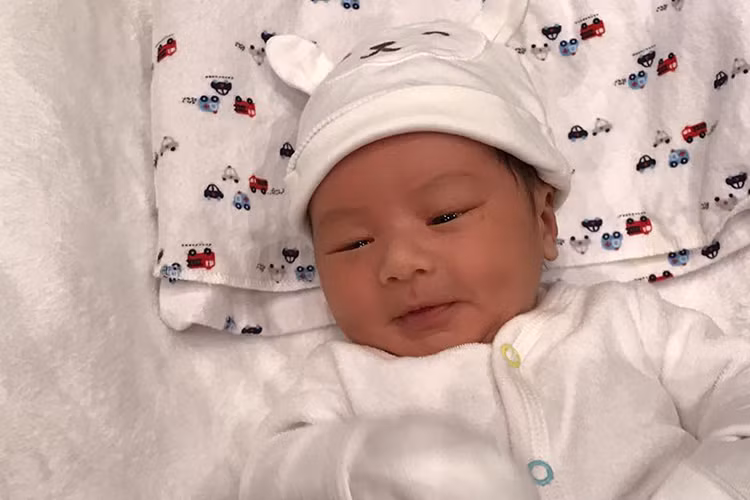 Cận cảnh gương mặt đáng yêu như thiên thần của con trai anh Bo khi mới được 7 ngày tuổi.