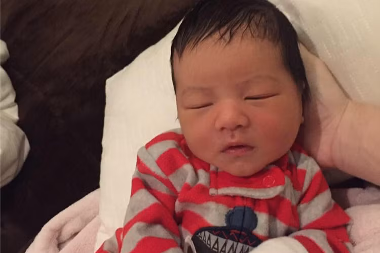 Trước đó, bà xã của Đan Trường đã vỡ òa trong niềm hạnh phúc khi nghe tiếng khóc chào đời của con trai sau 18 tiếng vượt cạn khó khăn.