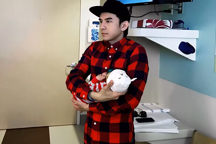 Được cưng nựng, nhóc tì nhà Đan Trường nhanh chóng ngủ ngoan ngoãn trong vòng tay của bố.