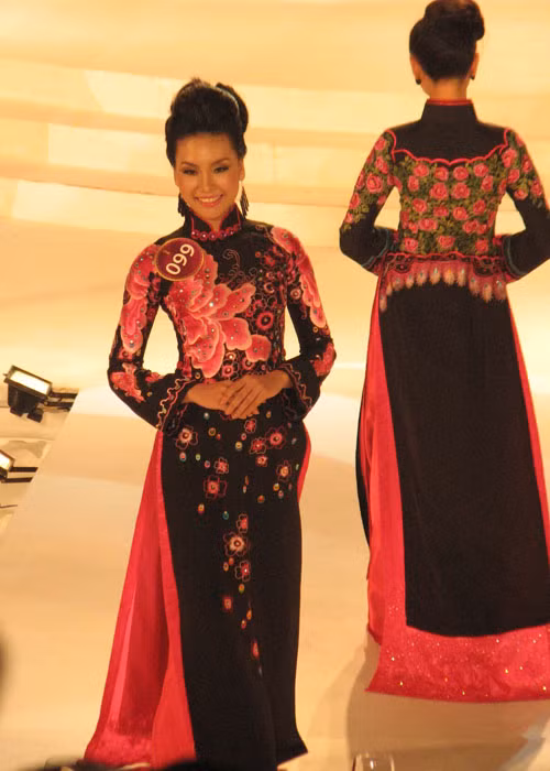 Tuy nhiên, trước đêm chung kết, Phạm Thùy Linh bị bãi bỏ danh hiệu Người đẹp Áo dài vì chỉnh sửa mũi đồng thời phải rời cuộc thi. Ảnh: Bưu điện Việt Nam