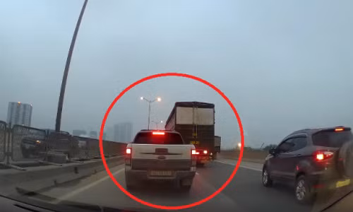 O to, xe tai tat dau, khieu khich nhau tren duong vanh dai