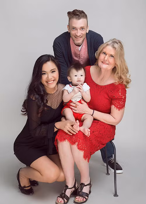 Năm nay, ca sĩ Phương Vy Idol cũng tận hưởng hạnh phúc ngày 8/3 bên con gái đầu lòng. Bé chào đời ngày 30/4/2016 và là trái ngọt tình yêu của cô và ông xã ngoại quốc Sean Trace. (Ảnh: FBNV) 