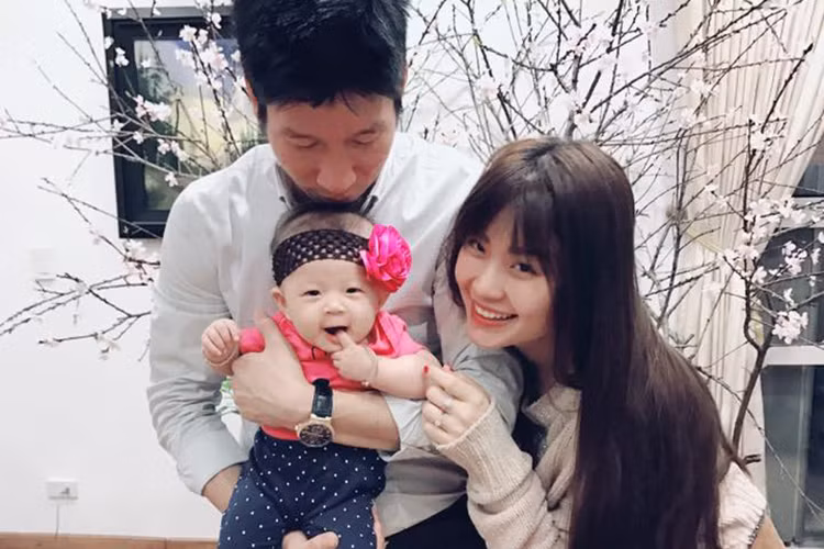 Không như nhiều người đẹp khác tấn công showbiz, sau khi đoạt danh hiệu Á hậu 2 cuộc thi Hoa hậu Việt Nam 2014, Diễm Trang nhanh chóng ổn định cuộc sống, lập gia đình. Ngày 30/9/2016, cô hạ sinh con gái đầu lòng Julia. (Ảnh: FBNV)