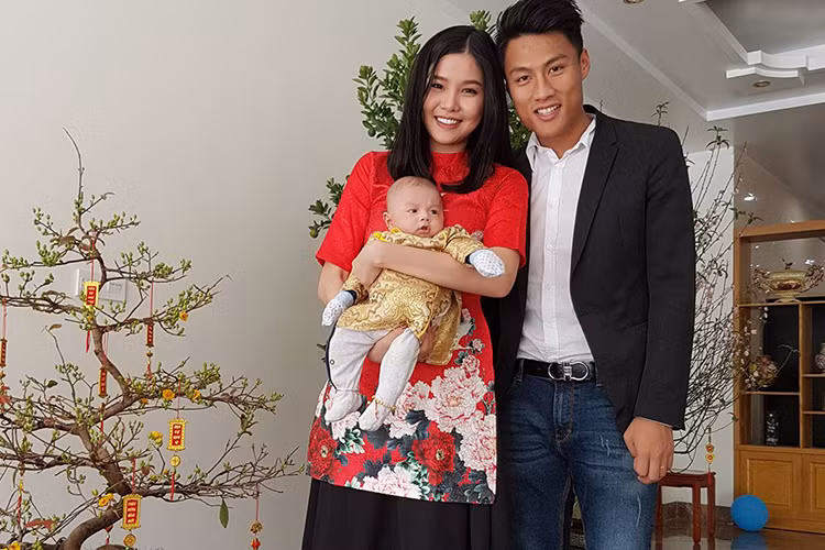 Người mẫu Kỳ Hân lần đầu làm mẹ khi sinh con trai cho cầu thủ Mạc Hồng Quân vào ngày 22/11/2016. Gần đây, ngoài công khai hình ảnh con trai, Kỳ Hân còn tiết lộ tin vui sẽ làm đám cưới tại Séc vào tháng 11 năm nay. (Ảnh: FBNV) 