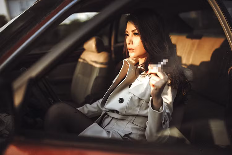 Trong vai diễn mới, Trương Ngọc Ánh sẽ hóa thân thành “Bông hồng lửa” - bà trùm khét tiếng đánh bại cả giang hồ đất Cảng, mưu mô, quyền lực song cũng rất quyến rũ, đàn bà.