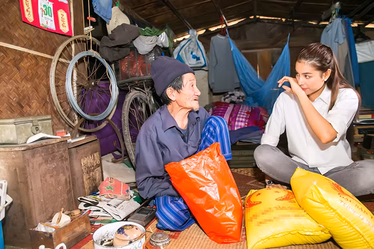 Hình ảnh Phạm Hương không khỏi chạnh lòng trước câu chuyện của một cụ ông.