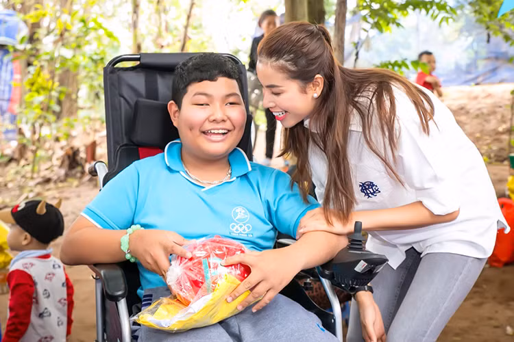 Được biết, 27 hộ dân sinh sống tại bãi sông Hồng đang gặp rất nhiều khó khăn. Đặc biệt, nhiều đứa trẻ không có điều kiện được học tập và nuôi dạy trong môi trường tốt.