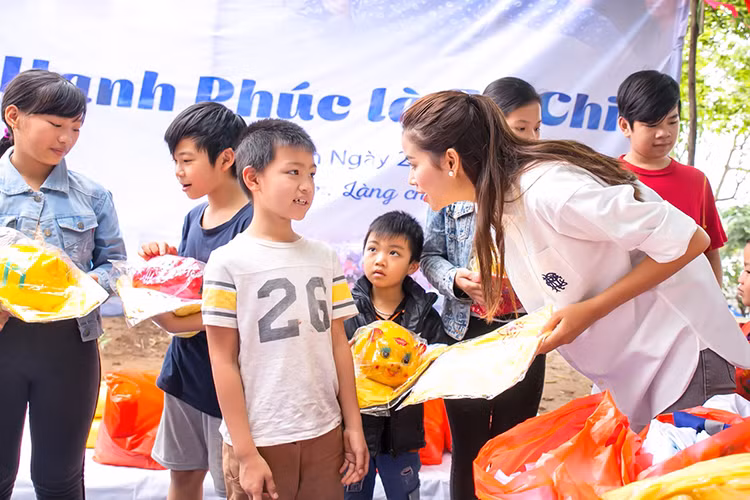 Đặc biệt, cô đã trao 18 con heo đất, trong mỗi heo đất có 500.000 đồng để tặng các cháu nhỏ cùng các em học sinh ở bãi giữa sông Hồng.