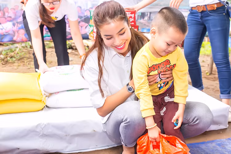 Trao 27 phần quà gồm gạo, nhu yếu phẩm, quần áo… Phạm Hương đã mang nhiều niềm vui đến với “thôn tự quản” hẻo lánh này.