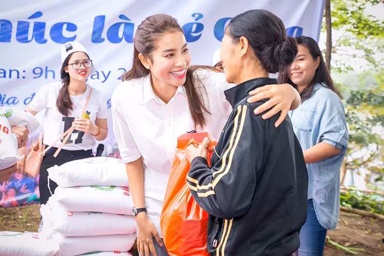 Việc Phạm Hương cùng fans tại Hà Nội đến trao quà khiến các hộ dân nơi đây xúc động.