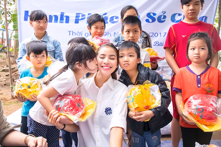 Trẻ em nghèo ở bãi giữa sông Hồng rất vui mừng trước những món quà từ Hoa hậu Phạm Hương.