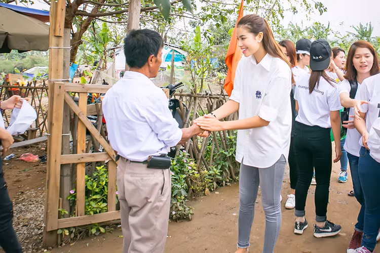 Việc thường xuyên có những hoạt động thiện nguyện đã giúp Phạm Hương nhận được nhiều yêu mến và được gọi là “hoa hậu thiện nguyện”.