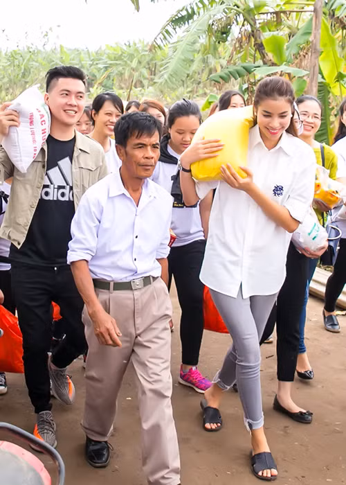 Diện trang phục giản dị, Phạm Hương cùng fans tại Hà Nội vác các phần quà gồm gạo, nhu yếu phẩm, quần áo…đến tặng 27 hộ dân ở bãi giữa sông Hồng.