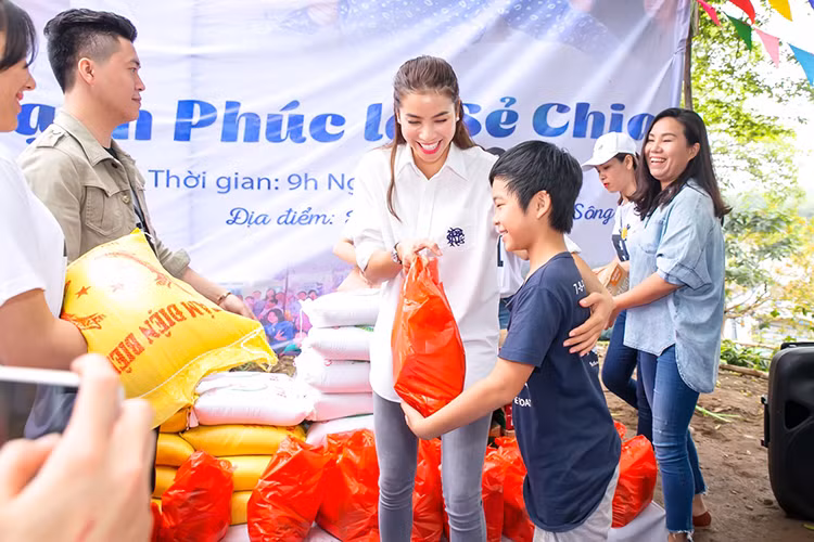 Phạm Hương muốn nhắn nhủ thông điệp “tiết kiệm” để các em biết gìn giữ và tiết kiệm để sau này có cuộc sống tốt hơn.