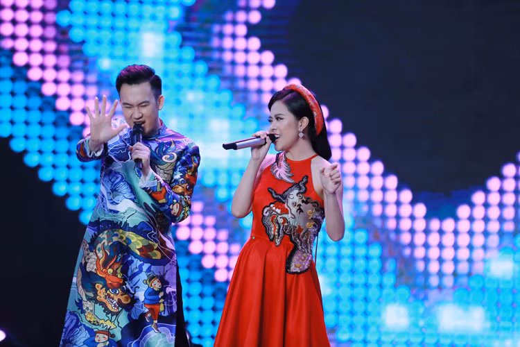 Trước đó, Ngọc Ánh cùng huấn luyện viên Dương Triệu Vũ song ca ăn ý ca khúc “Tình là sợi tơ”. "Ông hoàng nhạc Việt" khen ngợi thí sinh hát cao độ ổn định hơn. Hoàng Bách chia sẻ Ngọc Ánh và Dương Triệu Vũ là một cặp ăn ý trên sân khấu.