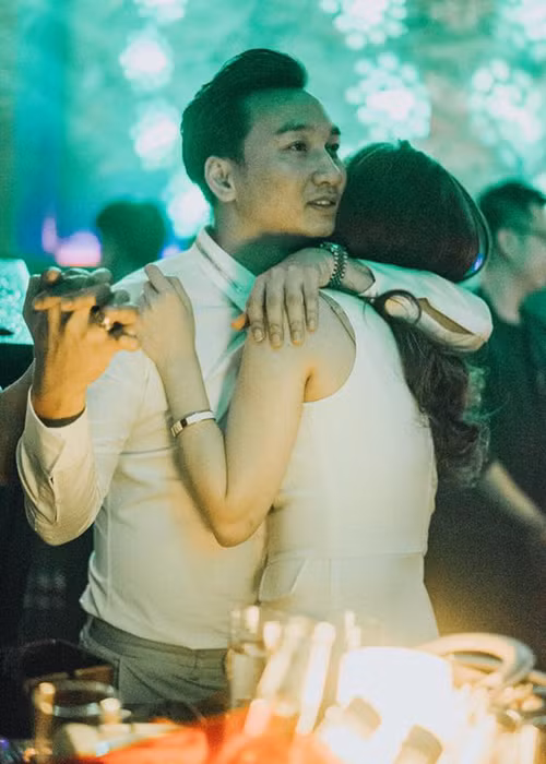 Không những vậy, trên trang cá nhân, đôi uyên ương còn dành những lời có cánh cho "nửa kia" của mình. Ảnh: FBNV