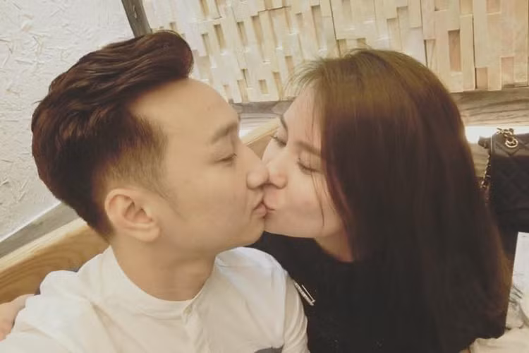 Thời điểm mới công khai yêu nhau, Ngọc Hương và Thành Trung từng gây không ít ồn ào với vợ cũ của nam MC là Thu Phượng. Ảnh: FBNV