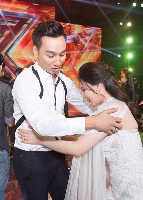 Thành Trung ân cần đỡ Ngọc Hương lên sân khấu trong một buổi ghi hình chương trình với vai trò MC. Ảnh: FBNV