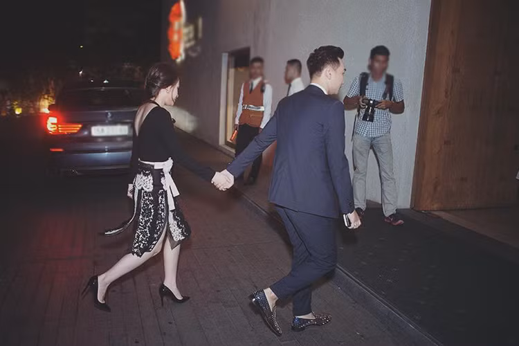 Thành Trung nắm tay Ngọc Hương không rời để giúp cô tự tin, thoải mái xuất hiện trước truyền thông. Ảnh: FBNV