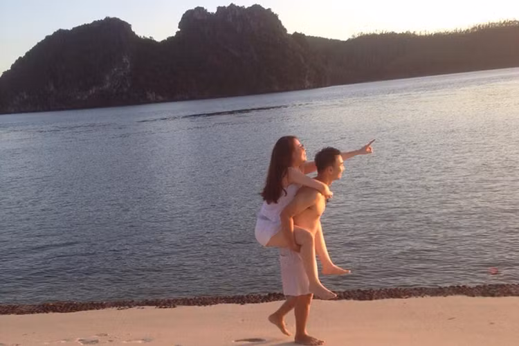Hình ảnh Thành Trung cõng bạn gái trong chuyến đi biển không lâu sau khi công khai chuyện tình cảm. Ảnh: FBNV