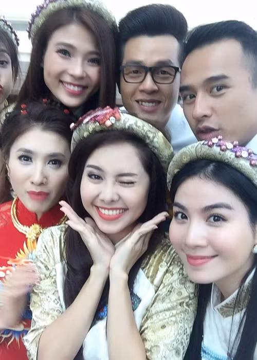 Dàn diễn viên phim “Cổng mặt trời”: Tú Vi, Kha Ly, Hùng Thuận, Hòa Hiệp... hội tụ trong đám hỏi của Nguyệt Ánh. (Ảnh: Facebook Kha Ly)