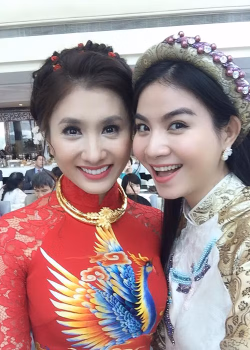 Nữ diễn viên sinh năm 1984 cũng mời Kha Ly làm phù dâu trong đám hỏi của mình với bạn trai ngoại quốc. (Ảnh: Facebook Kha Ly)