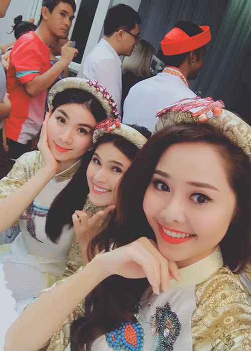 Sau khi “Cổng mặt trời” đóng máy, dàn diễn viên vẫn giữ mối quan hệ rất thân thiết. (Ảnh: Facebook Tường Vi)