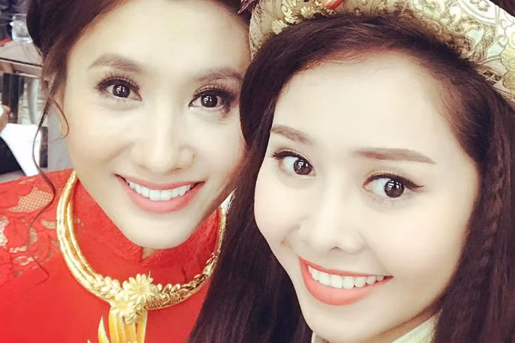Nguyệt Ánh xinh đẹp, rạng rỡ bên diễn viên Tường Vi - một trong những phù dâu. (Ảnh: Facebook Tường Vi)