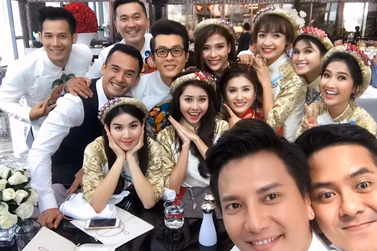 Trong đám hỏi, Nguyệt Ánh diện áo dài truyền thống màu đỏ rực in họa tiết hình chim phượng. (Ảnh: Facebook Hòa Hiệp)