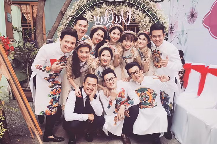 Các nam diễn viên: Hòa Hiệp, Quốc Cường, Hà Trí Quang, Thanh Thức, Hùng Thuận...được cô dâu mời làm phù rể trong đám hỏi. (Ảnh: Facebook Tường Vi)