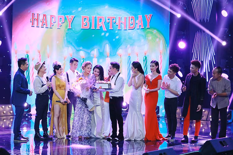 Nữ danh ca cho biết đây là lần thứ 2 kể từ khi về nước, cô nhận được những món quà và lời chúc mừng cho ngày sinh nhật từ đàn em.
