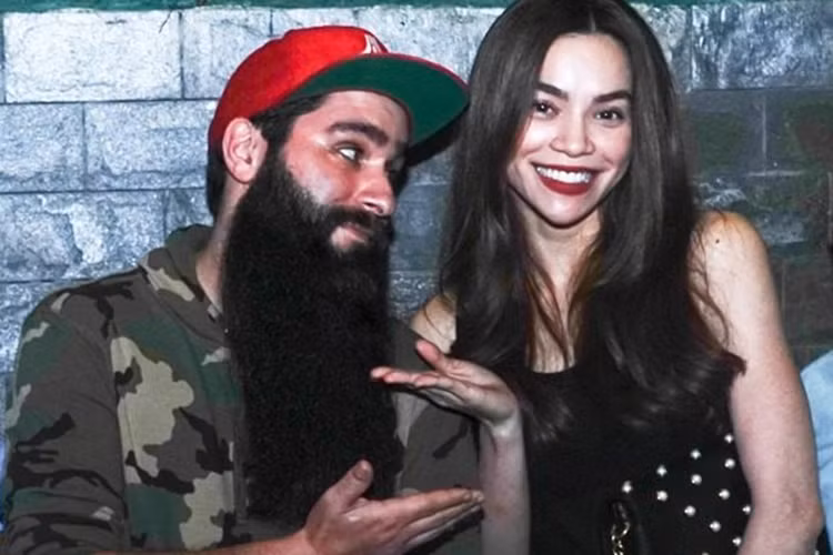 Hà Hồ còn rủ nam đạo diễn Hollywood đến chúc mừng sinh nhật diva Thanh Hà tại phòng trà vào tối ngày 19/3. Ảnh: Zing