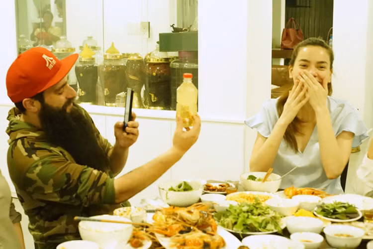 Đáp lại tình cảm của đạo diễn Jordan, Hồ Ngọc Hà mời anh đến dùng cơm cùng gia đình tại nhà riêng của cô. Ảnh: Thế giới trẻ