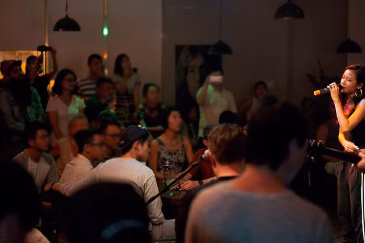 Trên trang cá nhân Instagram, đạo diễn Jordan chia sẻ khá nhiều hình ảnh bên Suboi. Mới nhất, anh còn đăng tải đoạn clip nữ rapper hát ở một quán bar do chính anh quay. Ảnh: FBNV