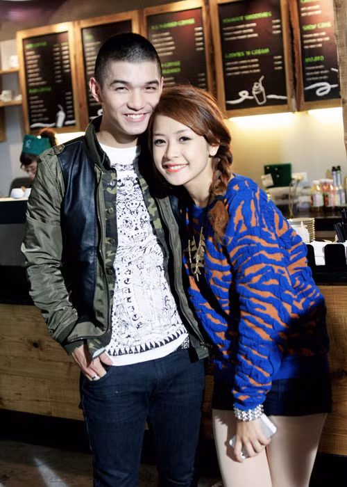 Tháng 4/2012, Chi Pu tự tay làm một clip tặng Cường Seven mang tên "Happy anniversary 2 years” để kỷ niệm hai năm yêu nhau. Trong clip, hot girl gốc Hà thành nhảy cover và ở gần cuối clip cô giơ banner "I love Cường Seven”. Ảnh: Infonet