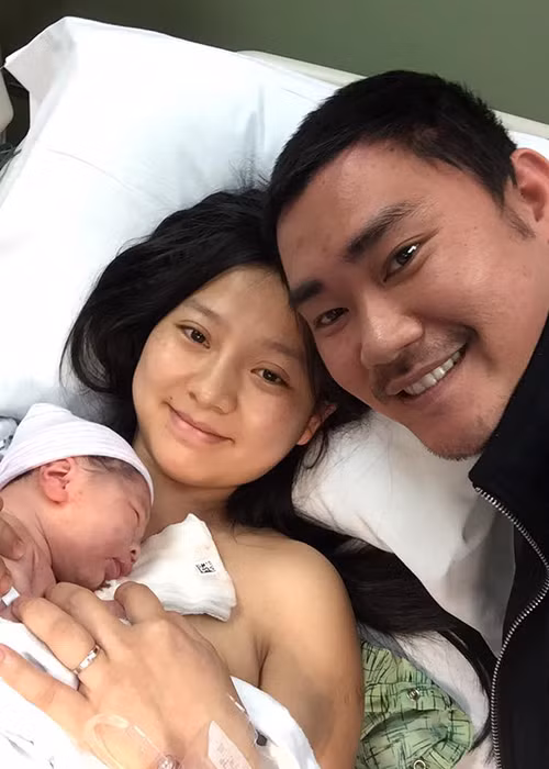 Mới đây, trên trang cá nhân, diễn viên Khánh Hiền vừa chia sẻ hình ảnh con trai đầu lòng chào đời vào ngày 28/3 ở Mỹ. Ảnh: FBNV
