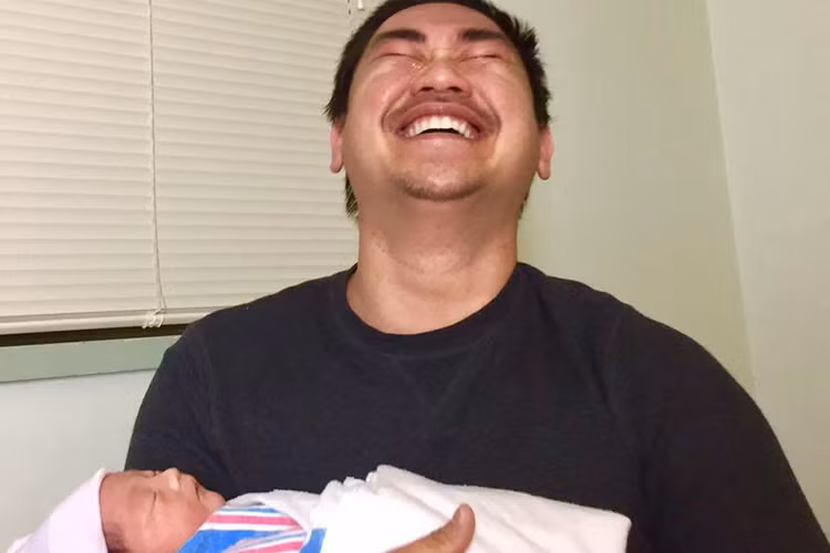 Ông xã Khánh Hiền mừng rơi nước mắt khi bế trên tay con trai đầu lòng khiến vợ cũng mít ướt theo. Ảnh: FBNV