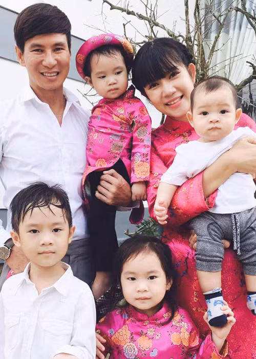 Kết hôn năm 2010, Minh Hà sinh cho Lý Hải 4 nhóc tì xinh xắn. Ngoài chăm lo các con, cô còn hỗ trợ chồng đắc lực trong lĩnh vực phim ảnh. (Ảnh: FBNV)