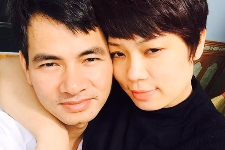  Vợ của sao nam Việt này là người phụ nữ quyền lực khi không chỉ khéo léo quán xuyến chuyện gia đình mà còn “khích lệ” chồng trong những quyết định quan trọng. (Ảnh: Zing News)