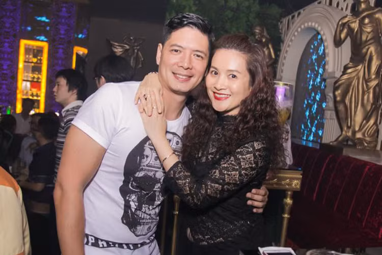 Anh Thơ là chỗ dựa tình cảm vững chắc của Bình Minh, đặc biệt khi anh vướng ồn ào tình ái với Thanh Thảo. Ngoài ra, cô còn hỗ trợ ông xã trong công việc nghệ thuật và kinh doanh. (Ảnh: FBNV)